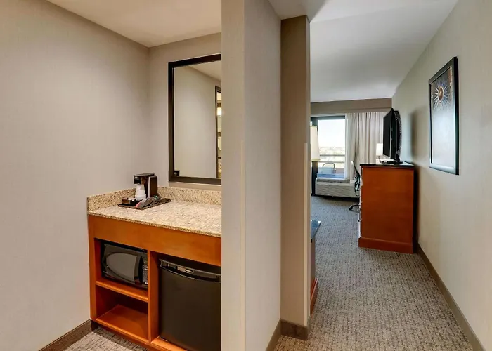 Hotel Drury & Airport 4*