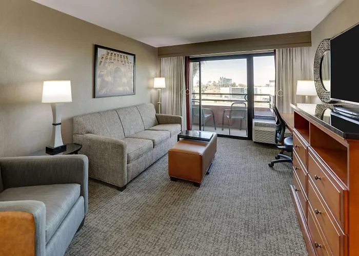 Hotel Drury & Airport