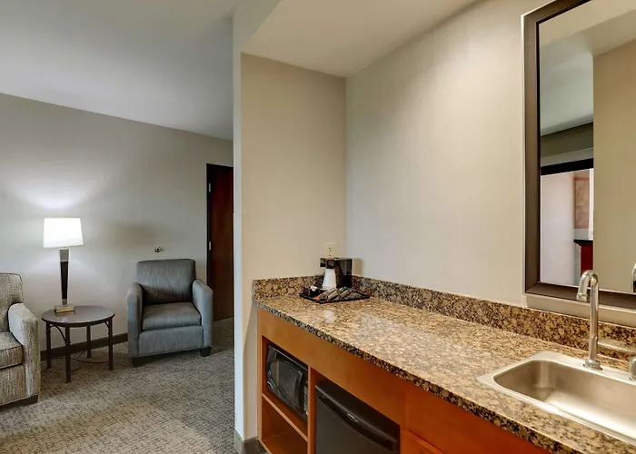 Hotel Drury & Airport 4*